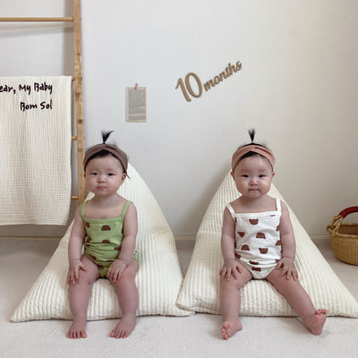 Babies wearing sleeveless bodysuit with bear prints